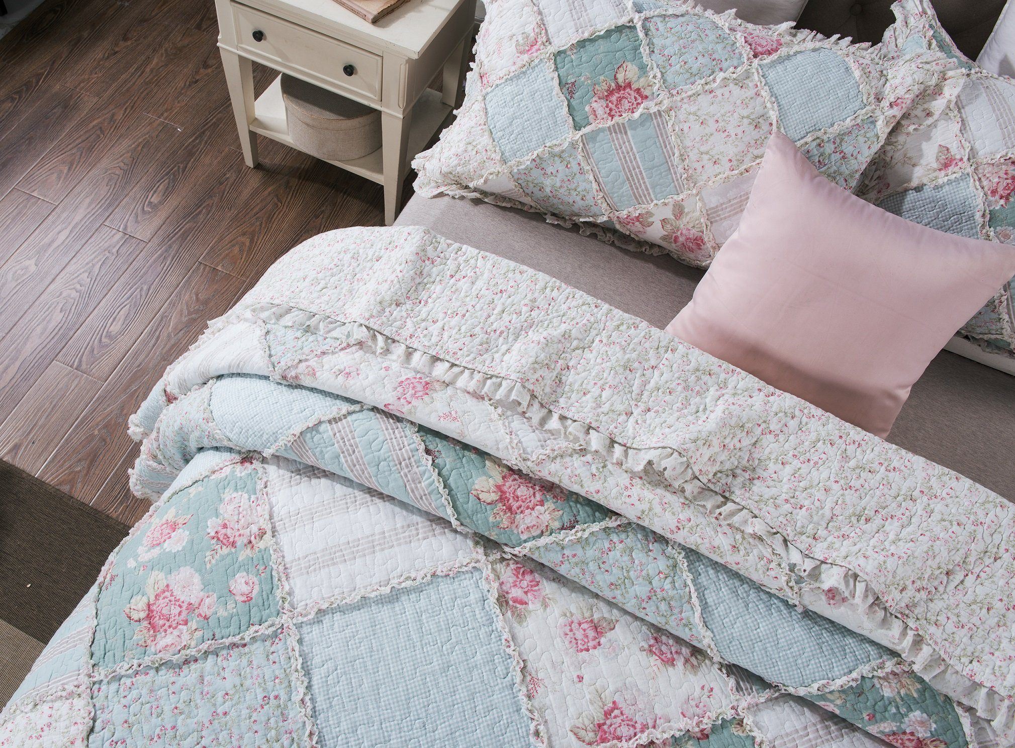 DaDa Bedding Hint of Mint Pastel Cotton Patchwork Quilt Set by DaDalogy Bedding Collection